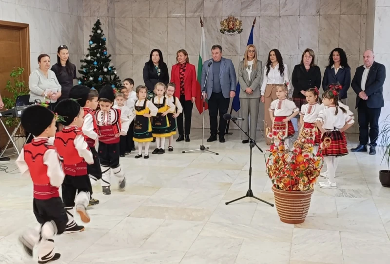 Малки сурвакари посетиха кметството на Шумен