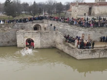 Хвърлят Богоявленския кръст във водите на Дунав, записванията за спасяването му в два видински храма