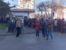 Безкрайни опашки и скандали втори ден във Варна заради картите за градски транспорт