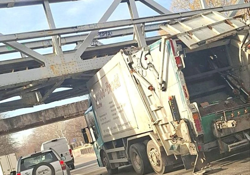 Камион нацели мост в Пловдив, остана под него