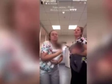 Акушерки се снимаха как танцуват и пеят с новородени бебета на ръце