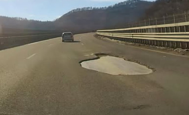 Мъж предупреди шофьорите да шофират внимателно на АМ Хемус в