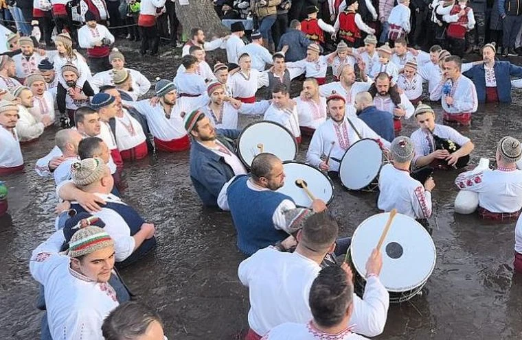 Мъжко хоро се изви в ледените води на река Тунджа