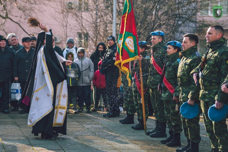 Осветиха бойните знамена в Ямбол, кръстът извади 17-годишният Наско Додов