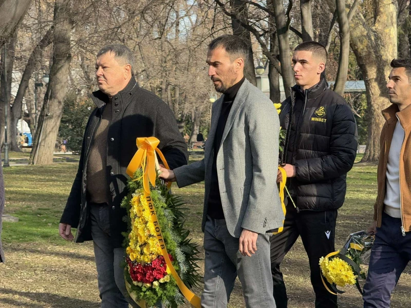 Попето поднесе цветя пред паметника на Христо Ботев