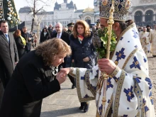 Киселова и депутати присъстваха на богоявленския водосвет на бойните знамена и поднесоха цветя пред паметника на Христо Ботев по повод годишнината от рождението му