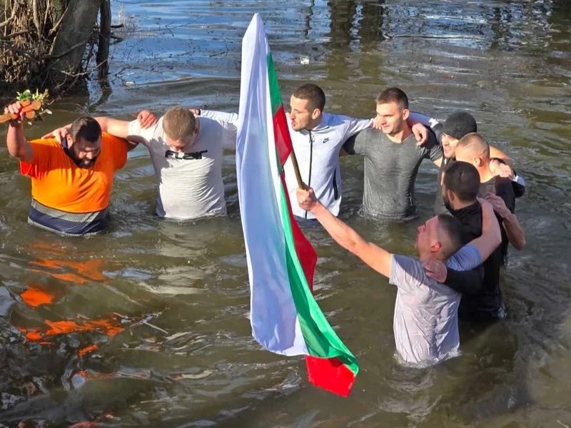 Десетки мъже участваха в ритуалите по спасяване на Богоявленския кръст в Разложко