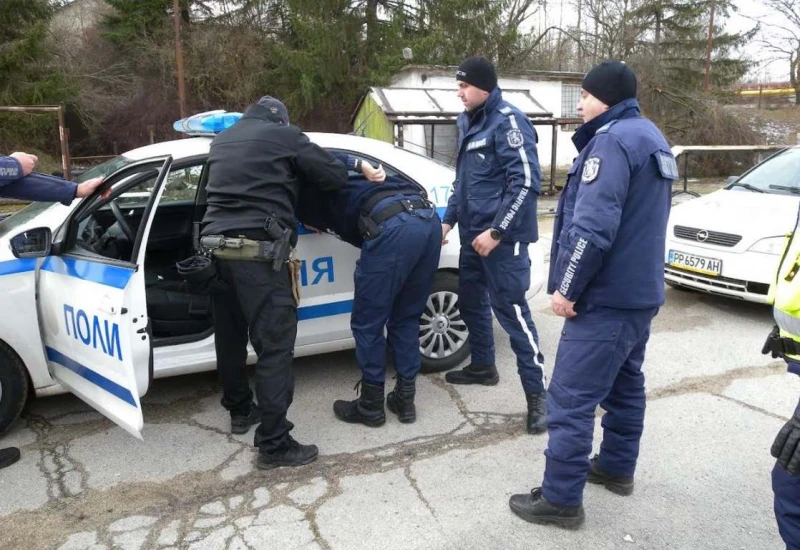 Арестуваха полицай, хванат е с белязани пари