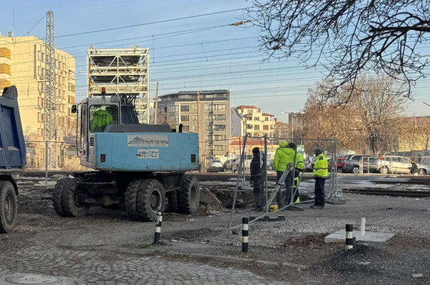 TD Възобновено е изграждането на новата пасарелка на Сточна гара