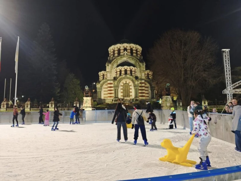 Ледената пързалка в Плевен отвори врати