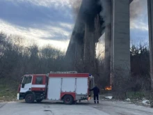 Запалени отпадъци под Аспаруховия мост във Варна предизвикаха пожар