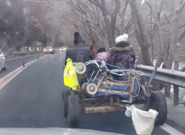 Кадри показващи каруца с двама възрастни и едно дете разбуниха