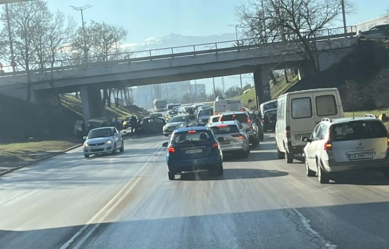 Двама мъже пострадаха при катастрофа до столичния надлез "Надежда"