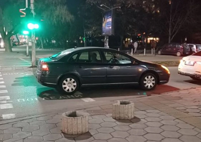Пловдивчанин: Безочие! Госпожицата спря на пешеходна пътека, за да пазарува