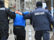 Див екшън в блок в Карлово, извикаха полицаи от Пловдив и психолог!