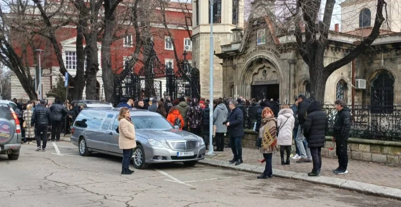 Стотици си взеха последно сбогом с голям русенски предприемач, собственик на веригата аптеки