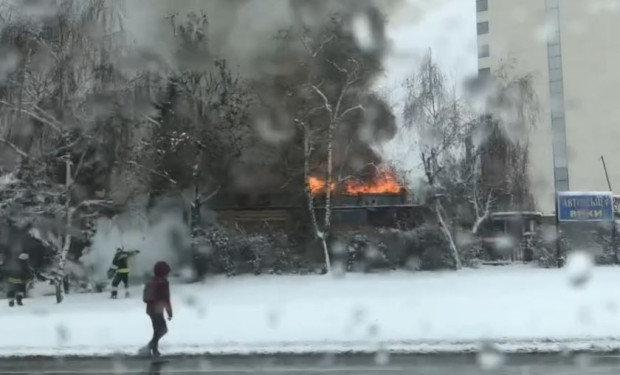 Пожар пламна пред хотел "Хилтън" в София 