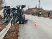 Бетоновоз се преобърна на пътя Панагюрище - Пазарджик