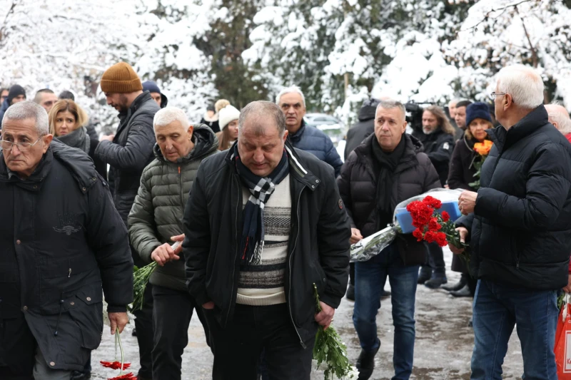 Близки и приятели изпратиха легендарния Петър Василев-Петела в последния му път