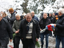 Близки и приятели изпратиха легендарния Петър Василев-Петела в последния му път