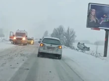 Произшествие с автомобил на пътя Самоков - София, има линейка