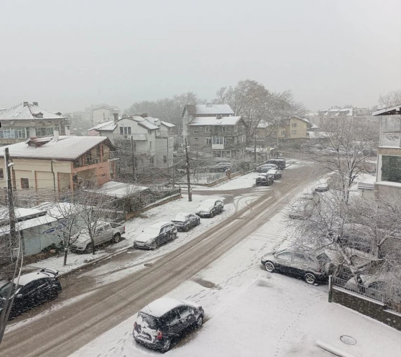 Сняг се сипе на парцали във Варна