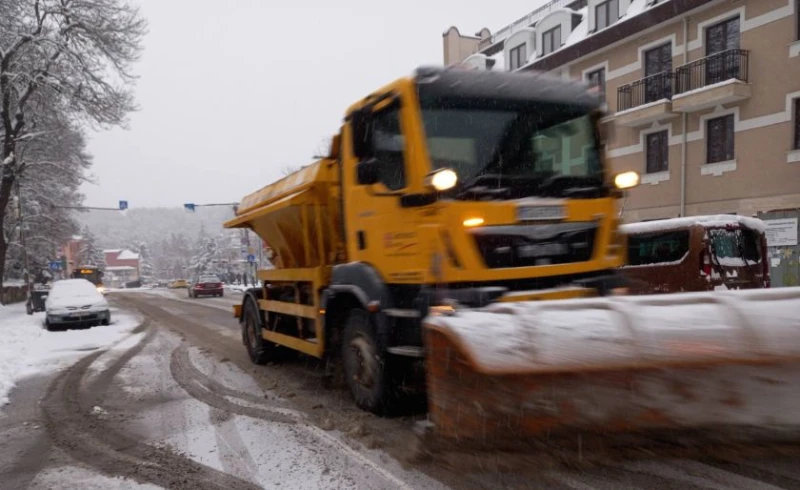 Снегопочистващата техника в София продължава работа