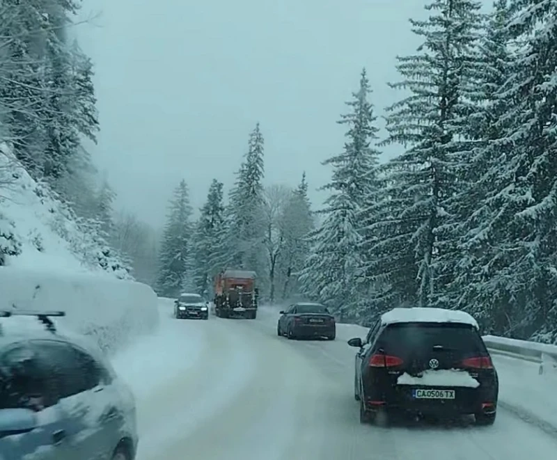 Снеговалежът в област Смолян продължава, няма затворени пътища и населени места без ток