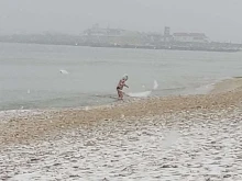 Мъж поплува в ледените води на Черно море
