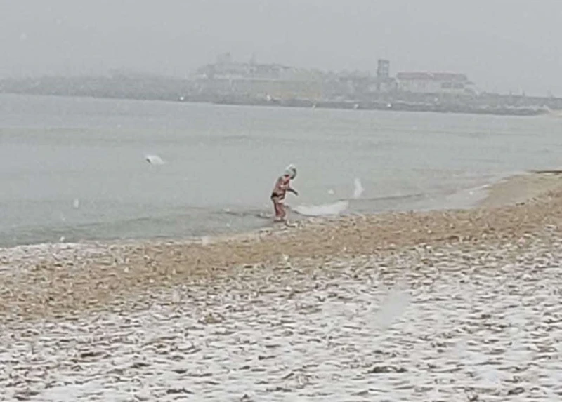 И днес е ден за плаж във Варна: Мъж реши да поплува в ледените води на Черно море