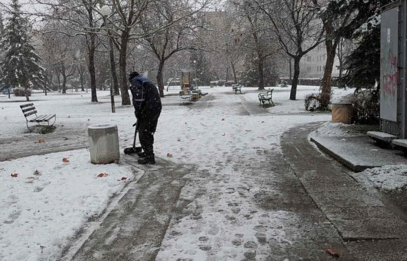 Скандал на оперативката в общината: Няма пари за сол и обработка на улиците против заледяване
