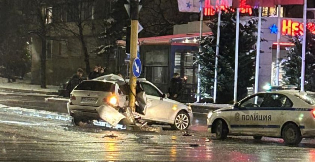 Кола се заби в стълб на бул. "Константин Величков"