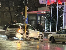 Кола се заби в стълб на бул. "Константин Величков"