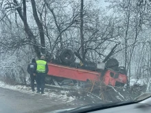 Първи кадри от обърнатия камион до Пловдив, полицейски сирени предупреждават на място