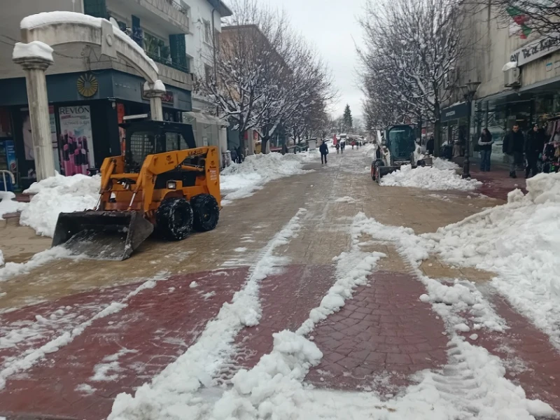 Почистват пешеходната зона на Смолян от сняг