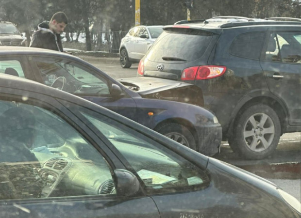 Ужасна тапа в района на Орлов мост заради катастрофа