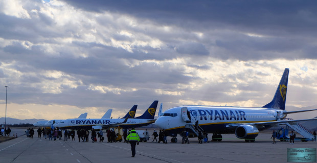 Нискотарифната авиокомпания Райънеър Ryanair обяви днес че ще намали броя