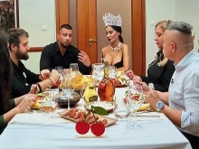 Карбовски: Разголена силиконова майка, а синът е с подстригани вежди - амбицията да си нелеп