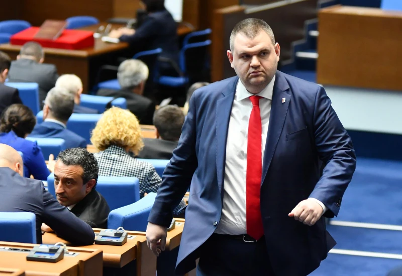 Делян Пеевски разпространи чатове с Денков