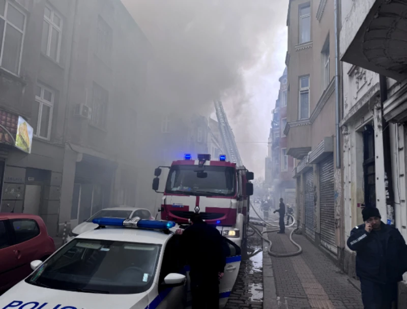 Пожар в жилищна сграда в София, срутила се е част от покрива