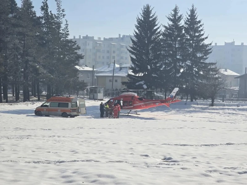 За първи път медицински хеликоптер кацна в Разлог, за да спаси чужденеца, паднал от тераса в Банско