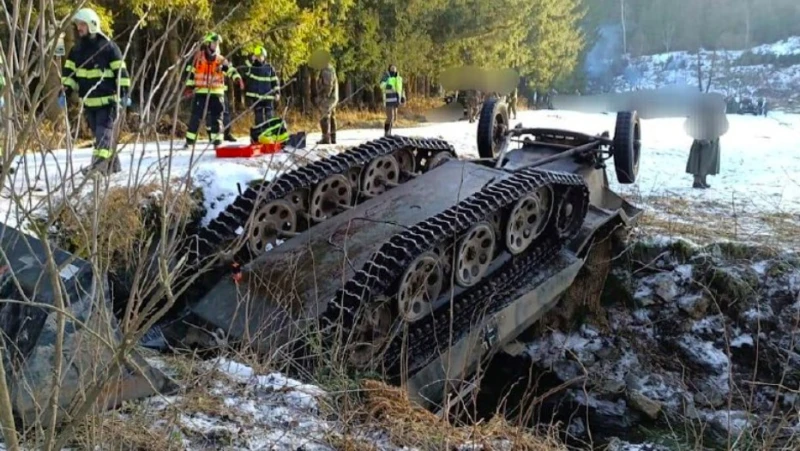 Двама души загинаха, след като бронетранспортьор от Втората световна война се преобърна