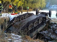 Двама души загинаха, след като бронетранспортьор от Втората световна война се преобърна