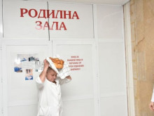 С измиване на ръцете отбелязват Бабинден в АГ отделението на УМБАЛ "Пловдив"