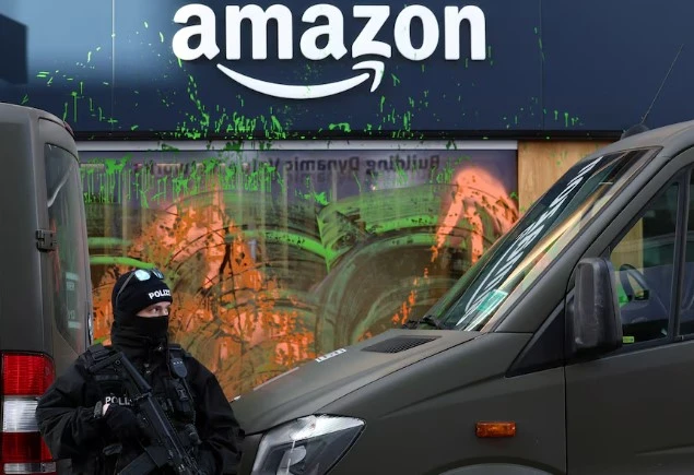 Активисти в защита на климата оцветиха в зелена боя магазин на Amazon в Давос