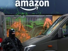 Активисти в защита на климата оцветиха в зелена боя магазин на Amazon в Давос