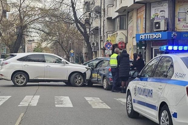 Джип удари в Пловдив служебна кола на голяма търговска верига