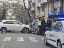 Джип удари в Пловдив служебна кола на голяма търговска верига