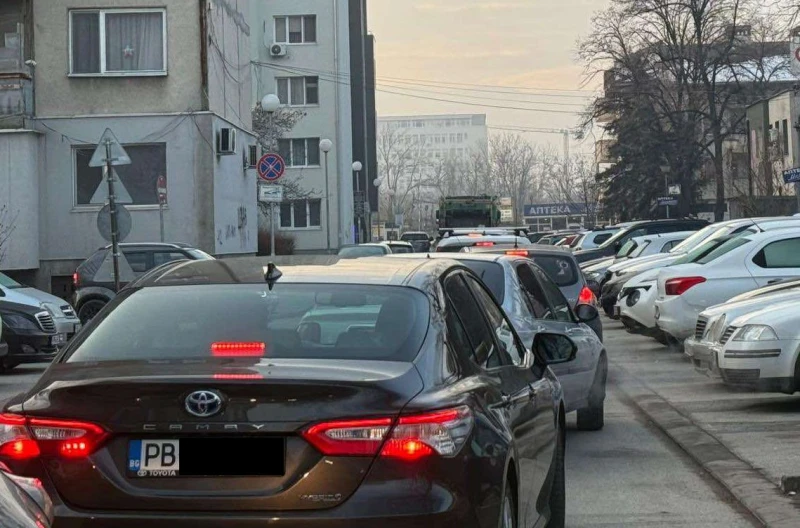 Шофьори: В "Смирненски" е леш!