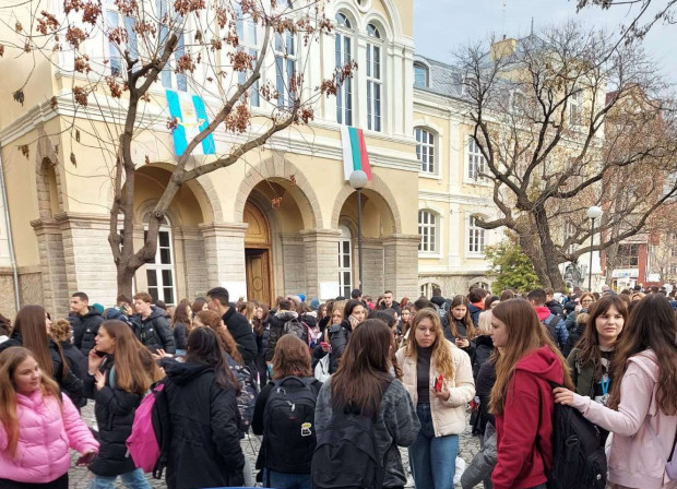 Евакуираха пловдивска гимназия